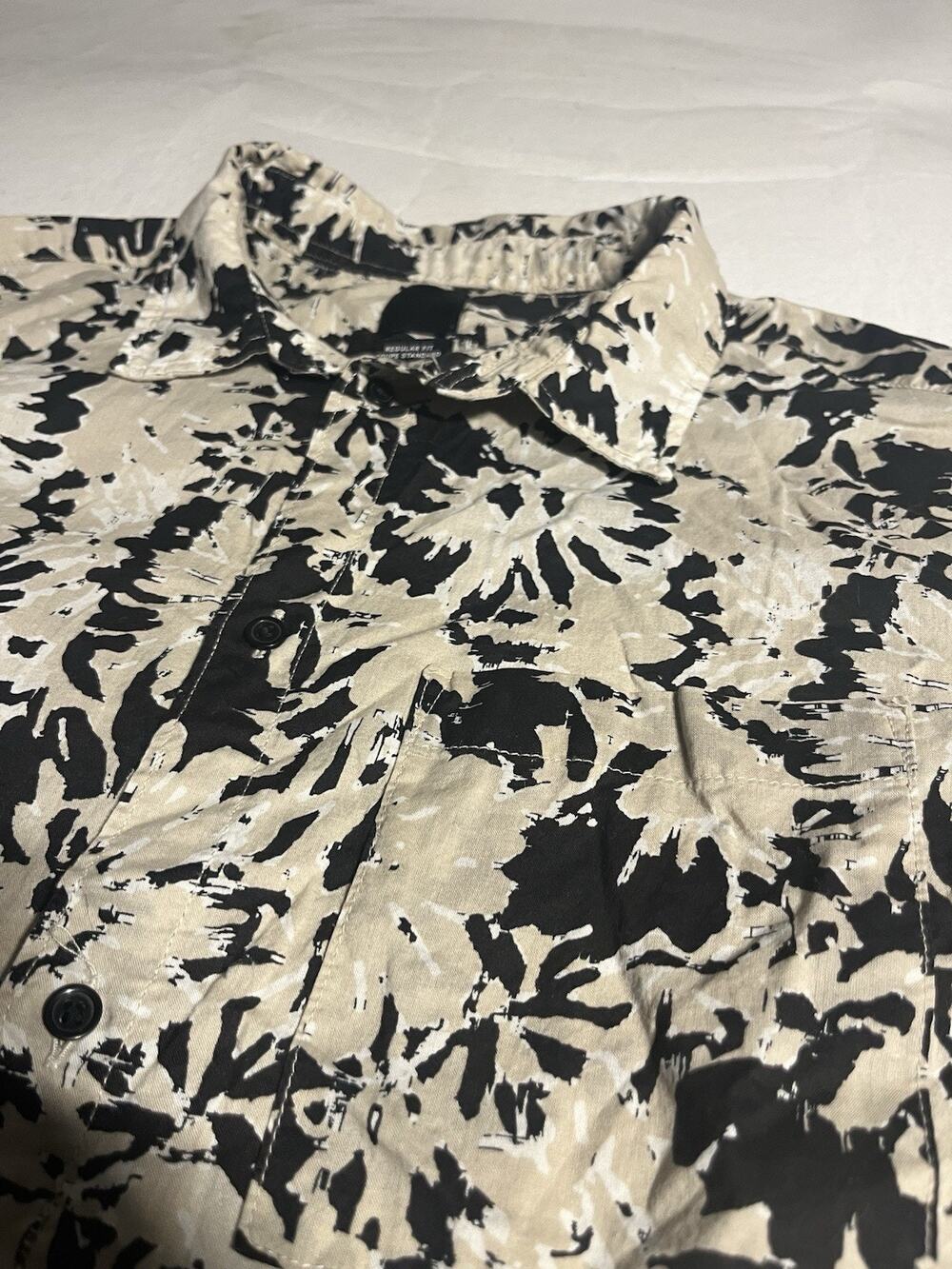 H&M Men’s Medium Regular Fit Abstract Floral Button Up Shirt Black Beige